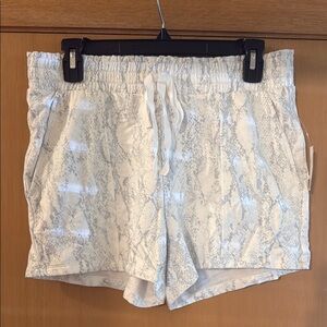 Daily Ritual Women’s Snake Print Shorts New White Gray Size Medium